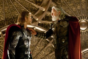 La película explora la tensa relación entre Thor y su padre Odín